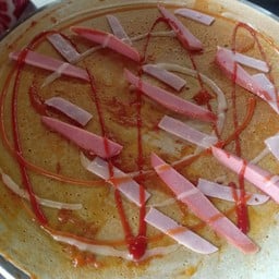 แป้งวนิลา ซอสพิซซ่า + ไส้กรอก + แฮม