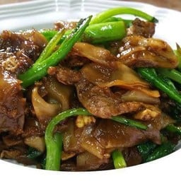 เส้นใหญ่ผัดซีอิ้ว