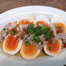 ยำไข่มะตูม หมูสับทรงเครื่อง