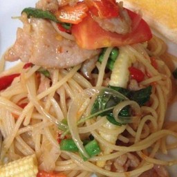 ผัดขี้เมาหมู  เสิร์ฟกับขนมปังกระเทียม