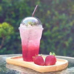 สตรอว์เบอร์รี่โซดา