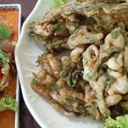 ยำผักบุ้งกรอบ