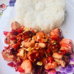 ข้าวราดไก่ย่างผัดพริกเกลือ