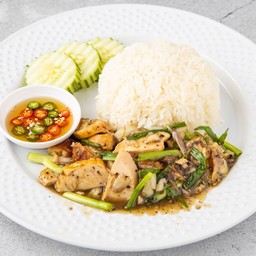 ข้าวสวยพร้อมผัดกระเทียมพริกไทยไก่อบโอ่ง