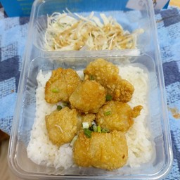 ข้าวไก่ทอดซอสน้ำปลา