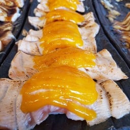 ซูชิแซลมอนเบิร์นซอสไข่เค็ม