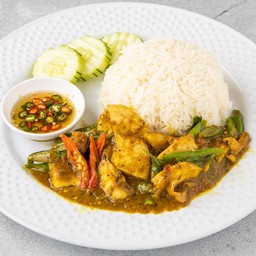 ข้าวสวยพร้อมผัดพริกแกงใต้ไก่อบโอ่ง
