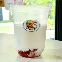 นมสดเย็นใส่เนื้อสตอร์เบอร์รี่