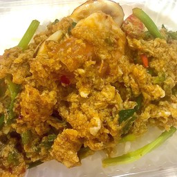 ผัดผงกะหรี่ทะเลราดข้าว