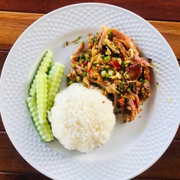 ข้าวสวยพร้อมยำแซ่บไก่อบโอ่ง