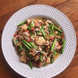 ยำถั่วฝักยาวไก่อบโอ่ง