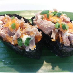 No.27 ข้าวปั้นหน้าทูน่าสลัด