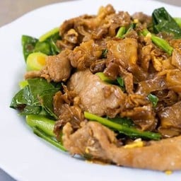 ราดหน้ายอดผักนายลภ ตรงข้ามซอยวุฒกาศ27