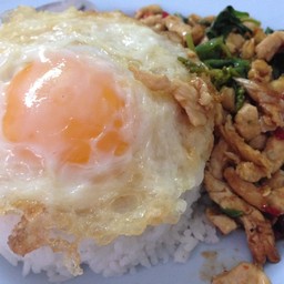 กระเพรา หมูชิ้น ราดข้าว ไข่ดาว