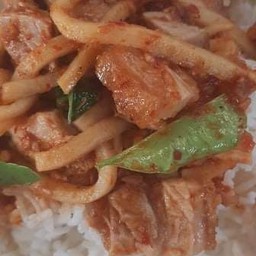 พริกแกงหมูกรอบหน่อไม้ดอง