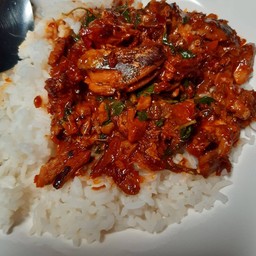 ข้าวกระเพราปลากระป๋อง ฟรีไข่ดาว ฟรีเพิ่มข้าว