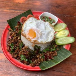ผัดกระเพราไก่เด็ดมาก ราดข้าว