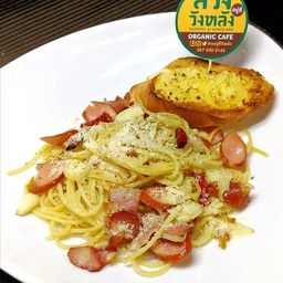 สปาเกตตี้พริกแห้งไส้กรอกเบคอน