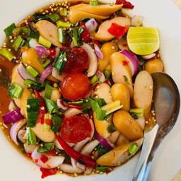 ยำไส้กรอกไข่แดงเค็ม