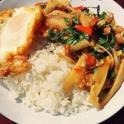 ข้าวราดกะเพราหน่อไม้ดอง