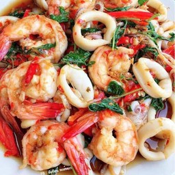 ข้าวกะเพรากุ้งหมึก