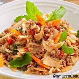 ผัดกะเพราหน่อไม้ดอง