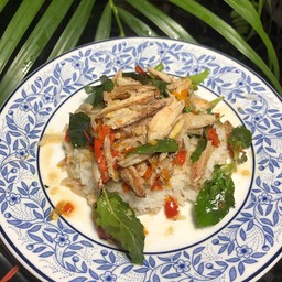 กะเพราปูราดข้าว แถมฟรีไข่ดาว