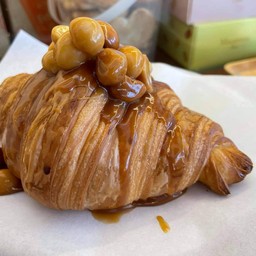 Salted Caramel Macadamia ครัวซอง