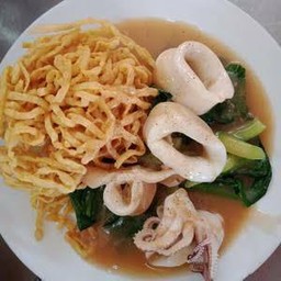 ราดน้าคะน้าปลาหมึก - หมี่กรอบ