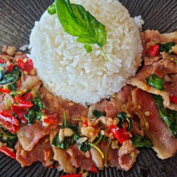 ข้าวกะเพราเบค่อน