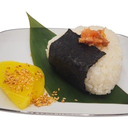 ข้าวปั้นสามเหลี่ยมไส้แซลมอน