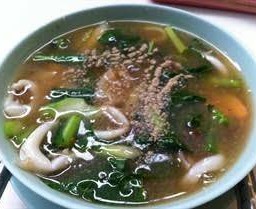 ราดหน้าคะน้าปลาหมึก - เส้นใหญ่