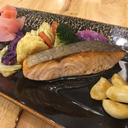 ปลาแซลม่อนย่างเกลืิอ