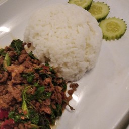 ข้าวราดผัดกะเพรา