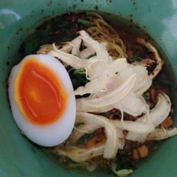 ก๋วยเตี๋ยวไก่ฉีก 3M ตรงข้ามศาลหลักเมือง