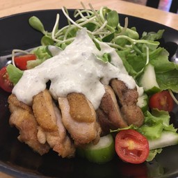 สลัดไก่ย่างซอสทาทาร์