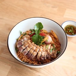 ข้าวผัดต้มยำหมูกรอบ