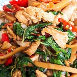 กะเพราหน่อไม้ หมูชิ้น