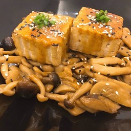 เห็ดผัดเต้าหู้ย่างซอสมิโซะ