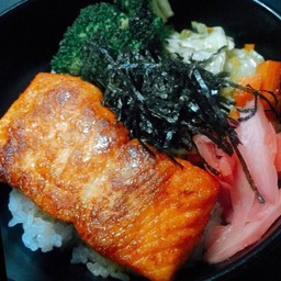 ข้าวหน้าปลาแซลม่อนย่างซีอิ๊ว