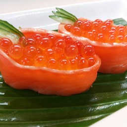 No.58 ข้าวปั้นปลาแซลมอนห่อไข่ปลา