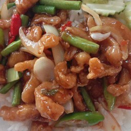 ข้าวราดผัดพริกไก่กรอบ