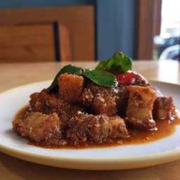 หมูกรอบผัดพริกแกง