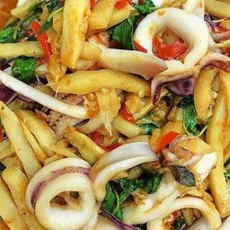 กะเพราหน่อไม้ ปลาหมึก