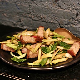 คะน้าปลากุเลาเค็มหมูกรอบ