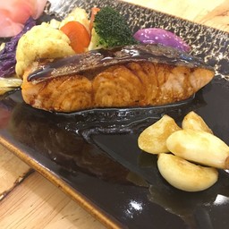 ปลาแซลม่อนย่างซอส