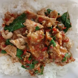 ข้าวกะเพราหมูชิ้น