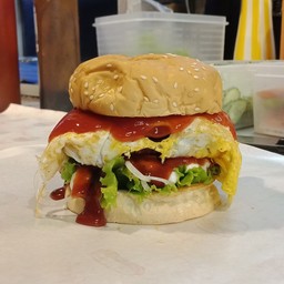 เบอร์เกอร์เนื้อห่อไข่