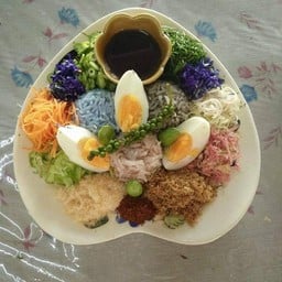 ข้าวยำสมุนไพรป้าแมว