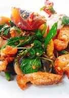 กระเพราหมูกรอบไข่เยี่ยวม้า